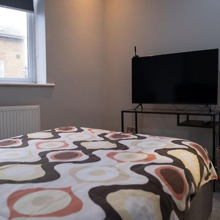 Spacious 2 Bed 2 Bath Apartment With Free Parking For 2 Cars And Underground Station Zone 2 For Quick Access To Central London Up To 10 Guests Kültér fotó