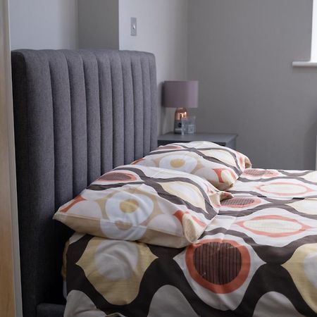 Spacious 2 Bed 2 Bath Apartment With Free Parking For 2 Cars And Underground Station Zone 2 For Quick Access To Central London Up To 10 Guests Kültér fotó