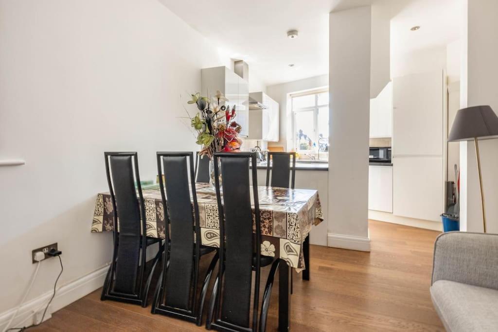 Spacious 2 Bed 2 Bath Apartment With Free Parking For 2 Cars And Underground Station Zone 2 For Quick Access To Central London Up To 10 Guests Kültér fotó