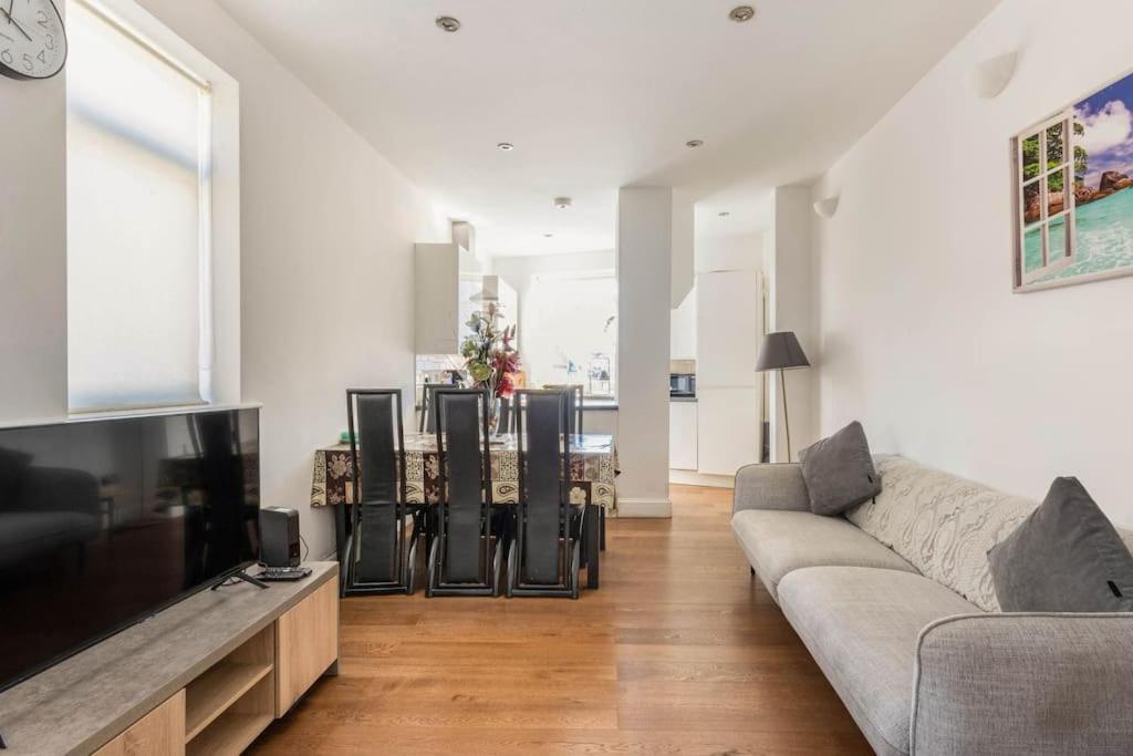 Spacious 2 Bed 2 Bath Apartment With Free Parking For 2 Cars And Underground Station Zone 2 For Quick Access To Central London Up To 10 Guests Kültér fotó