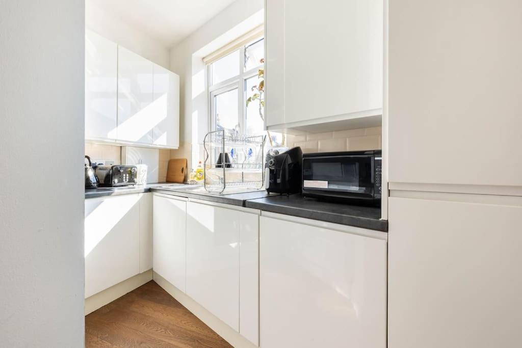 Spacious 2 Bed 2 Bath Apartment With Free Parking For 2 Cars And Underground Station Zone 2 For Quick Access To Central London Up To 10 Guests Kültér fotó