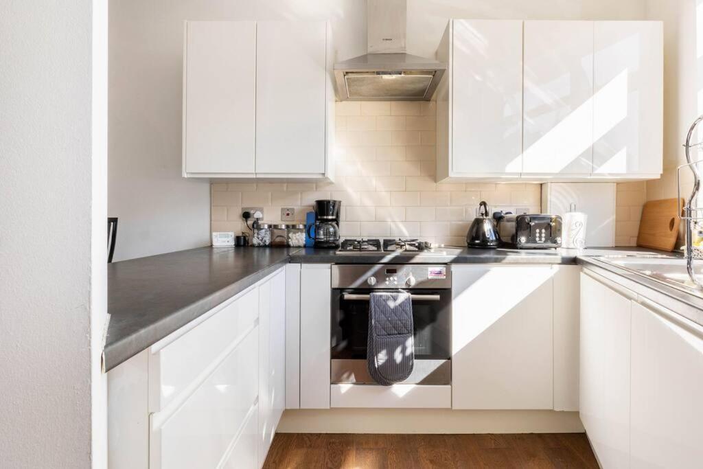 Spacious 2 Bed 2 Bath Apartment With Free Parking For 2 Cars And Underground Station Zone 2 For Quick Access To Central London Up To 10 Guests Kültér fotó