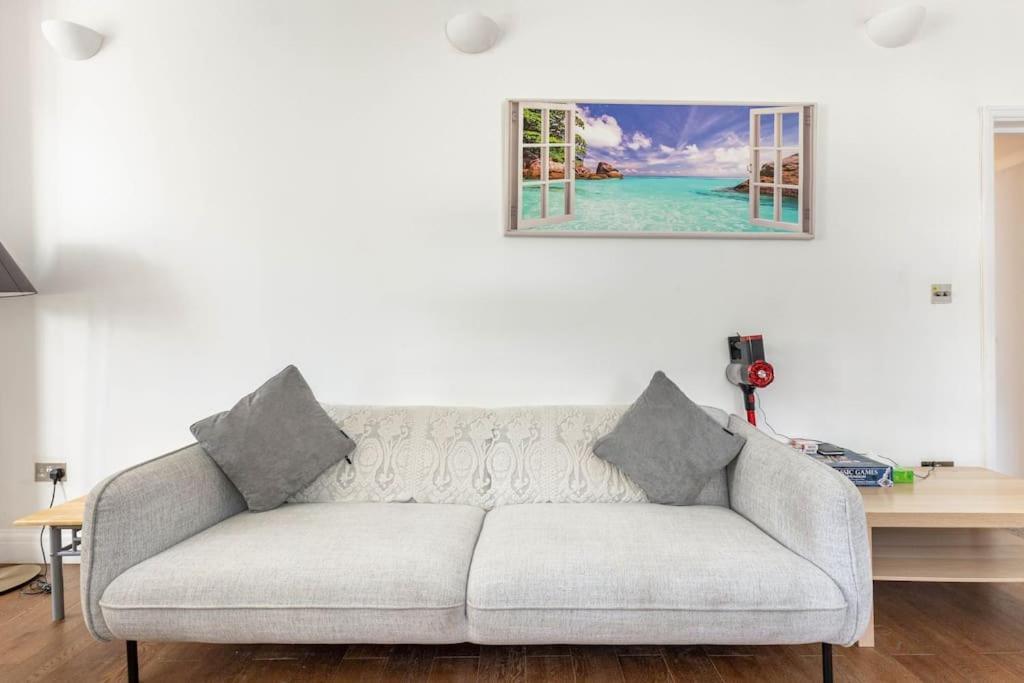 Spacious 2 Bed 2 Bath Apartment With Free Parking For 2 Cars And Underground Station Zone 2 For Quick Access To Central London Up To 10 Guests Kültér fotó