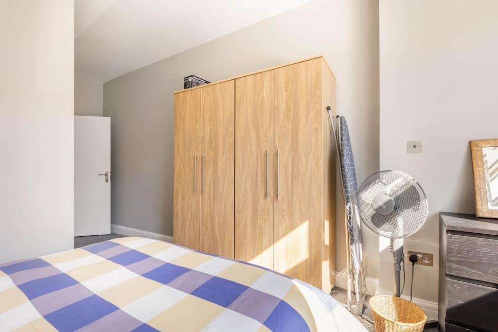 Spacious 2 Bed 2 Bath Apartment With Free Parking For 2 Cars And Underground Station Zone 2 For Quick Access To Central London Up To 10 Guests Kültér fotó