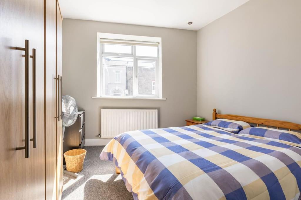 Spacious 2 Bed 2 Bath Apartment With Free Parking For 2 Cars And Underground Station Zone 2 For Quick Access To Central London Up To 10 Guests Kültér fotó