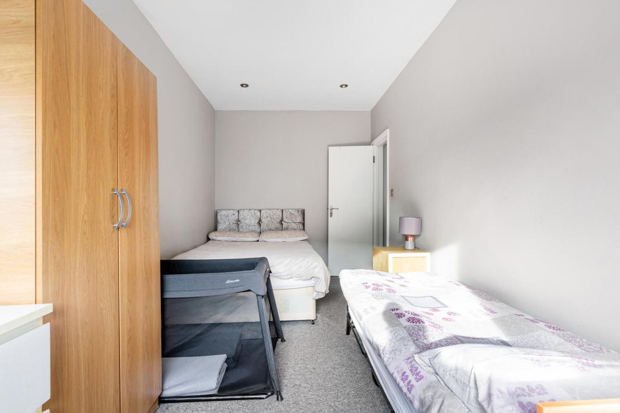 Spacious 2 Bed 2 Bath Apartment With Free Parking For 2 Cars And Underground Station Zone 2 For Quick Access To Central London Up To 10 Guests Kültér fotó