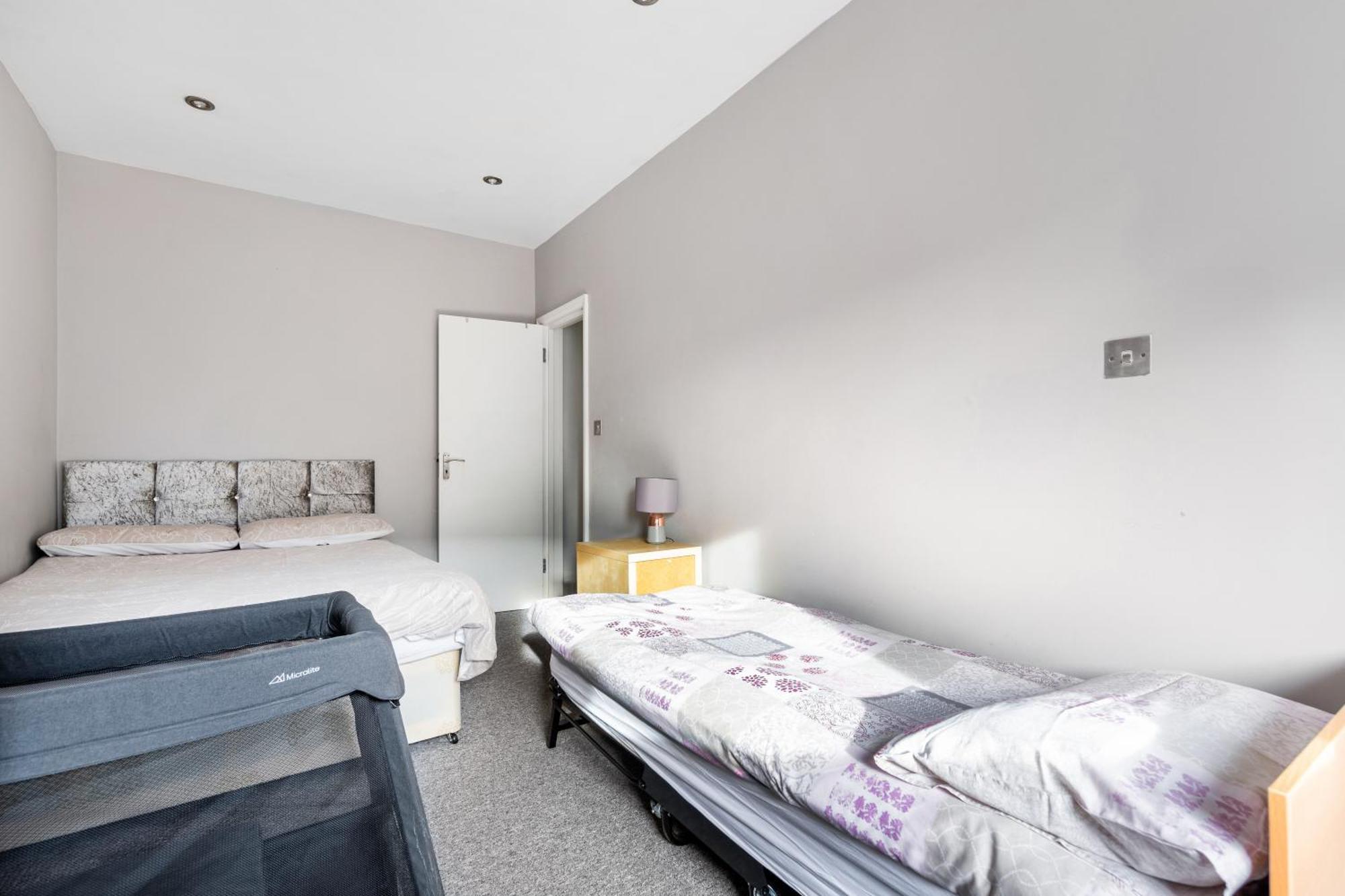 Spacious 2 Bed 2 Bath Apartment With Free Parking For 2 Cars And Underground Station Zone 2 For Quick Access To Central London Up To 10 Guests Kültér fotó