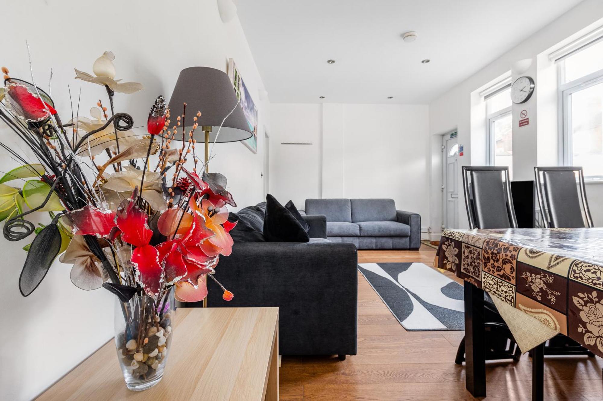 Spacious 2 Bed 2 Bath Apartment With Free Parking For 2 Cars And Underground Station Zone 2 For Quick Access To Central London Up To 10 Guests Kültér fotó