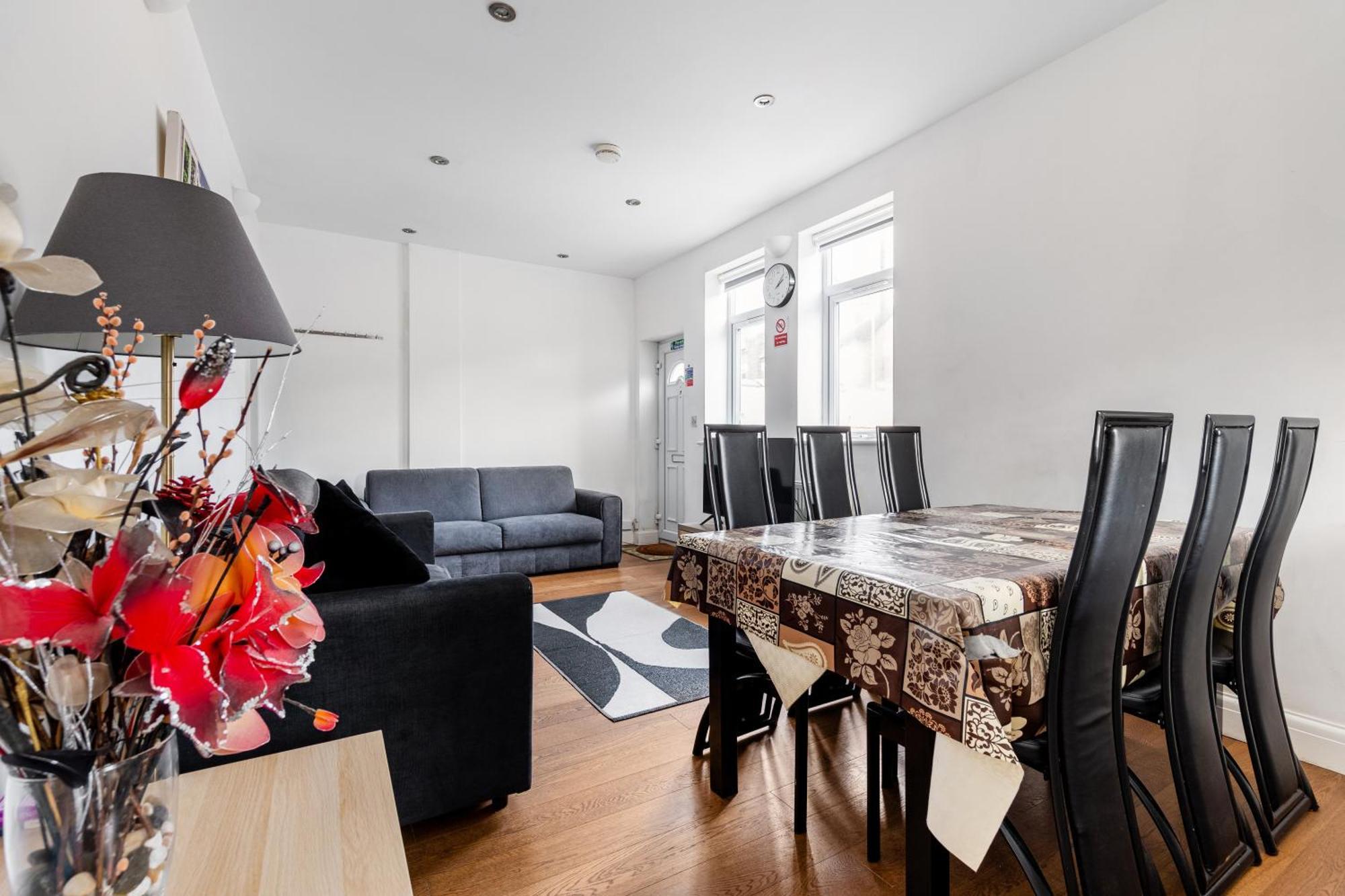 Spacious 2 Bed 2 Bath Apartment With Free Parking For 2 Cars And Underground Station Zone 2 For Quick Access To Central London Up To 10 Guests Kültér fotó