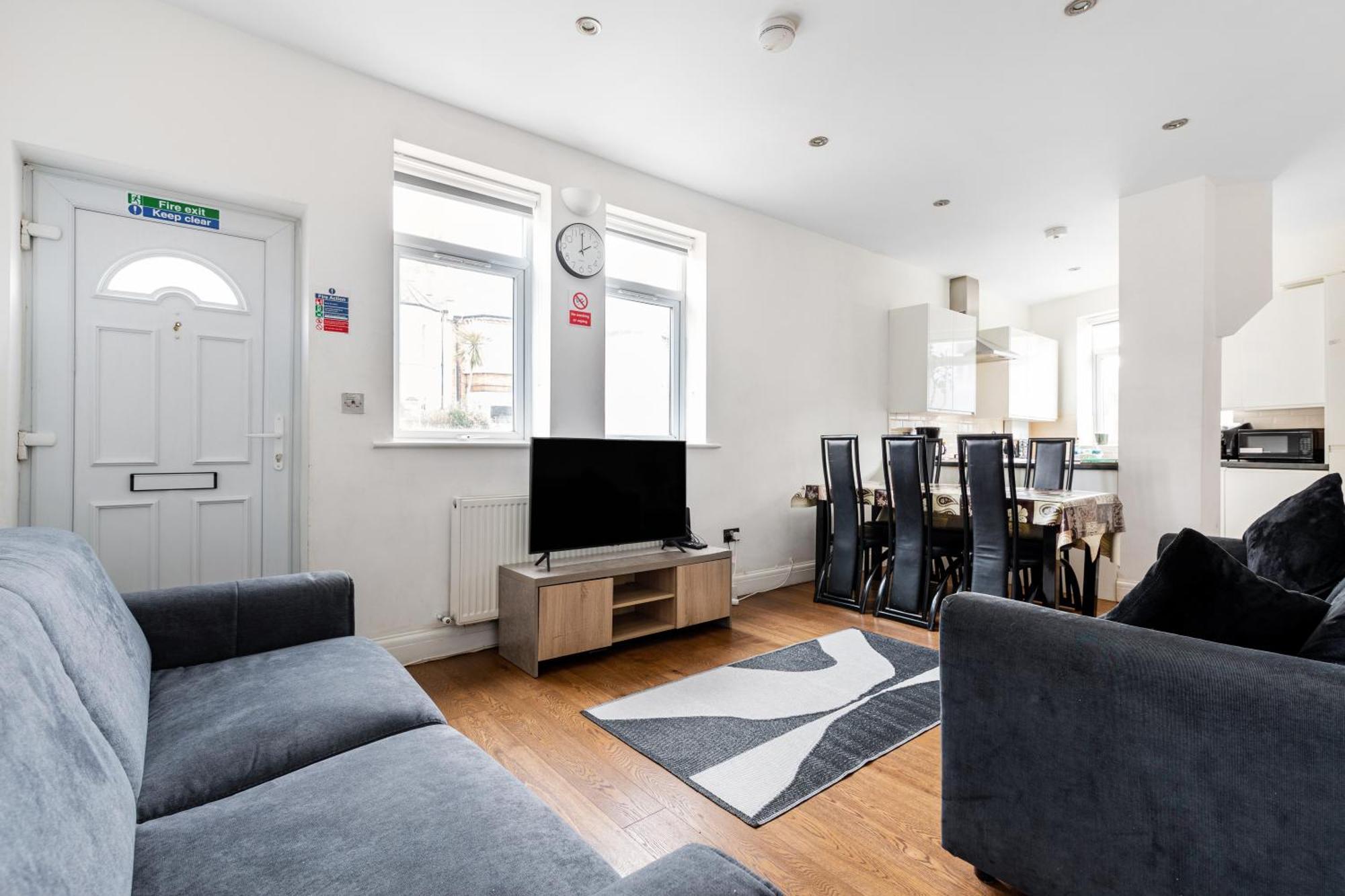 Spacious 2 Bed 2 Bath Apartment With Free Parking For 2 Cars And Underground Station Zone 2 For Quick Access To Central London Up To 10 Guests Kültér fotó
