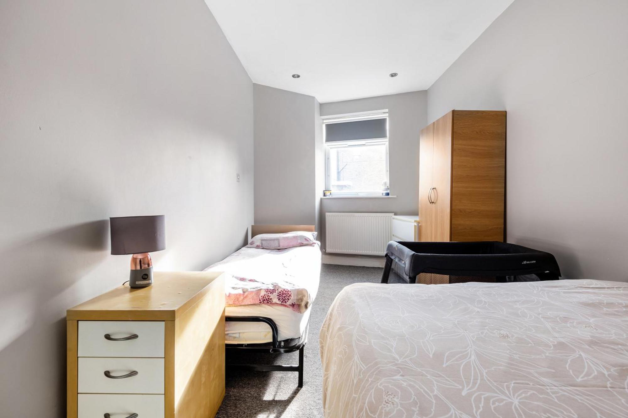 Spacious 2 Bed 2 Bath Apartment With Free Parking For 2 Cars And Underground Station Zone 2 For Quick Access To Central London Up To 10 Guests Kültér fotó