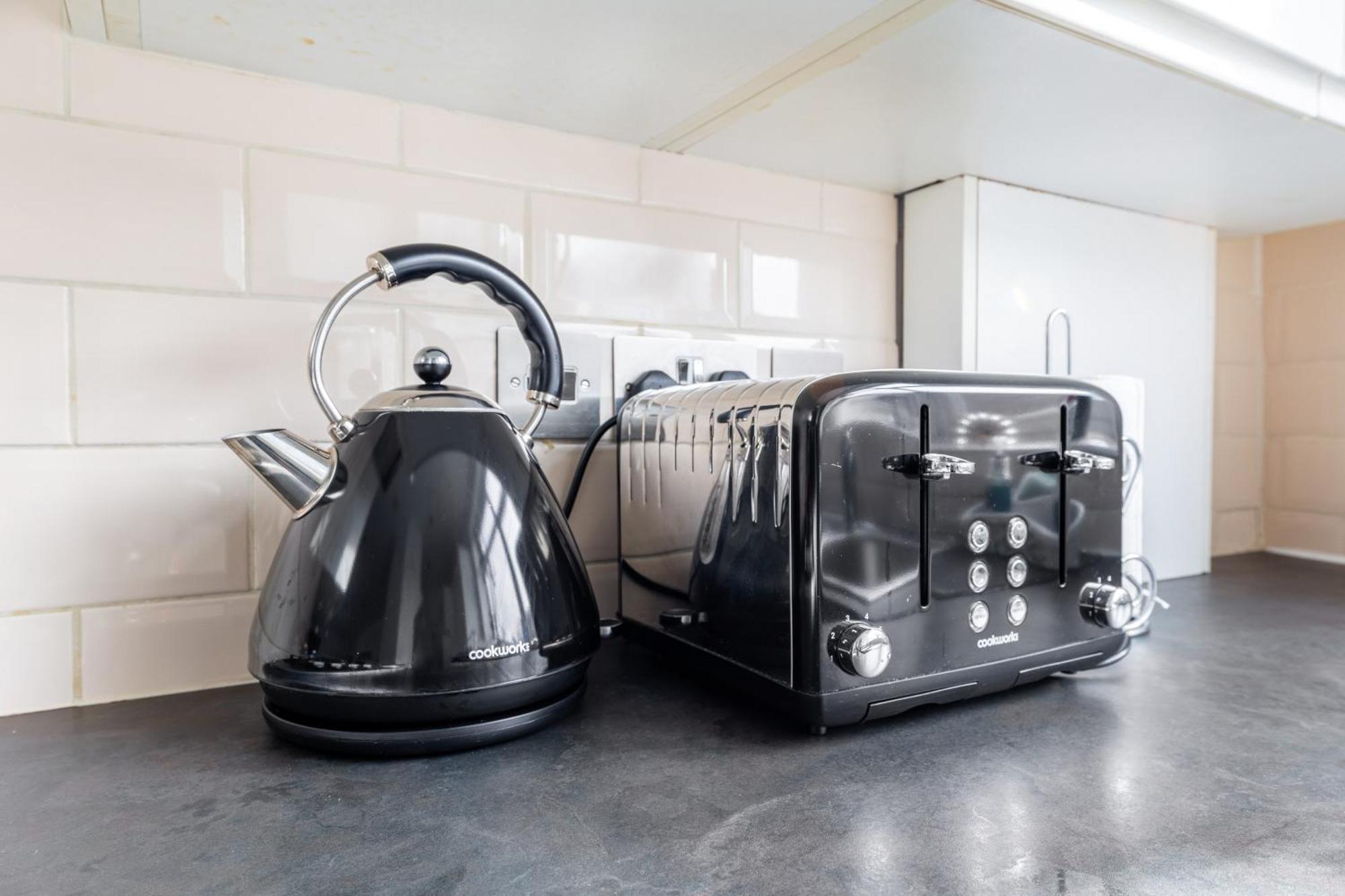 Spacious 2 Bed 2 Bath Apartment With Free Parking For 2 Cars And Underground Station Zone 2 For Quick Access To Central London Up To 10 Guests Kültér fotó
