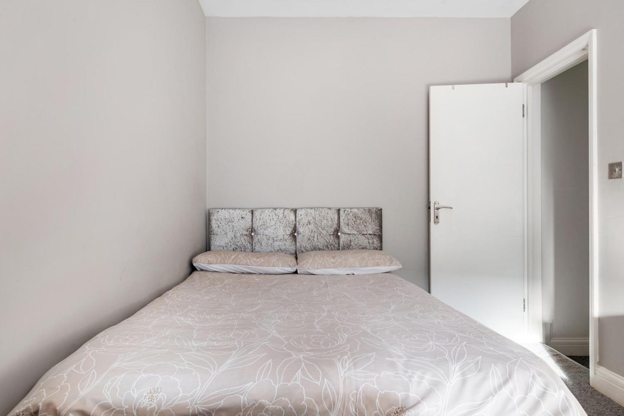 Spacious 2 Bed 2 Bath Apartment With Free Parking For 2 Cars And Underground Station Zone 2 For Quick Access To Central London Up To 10 Guests Kültér fotó