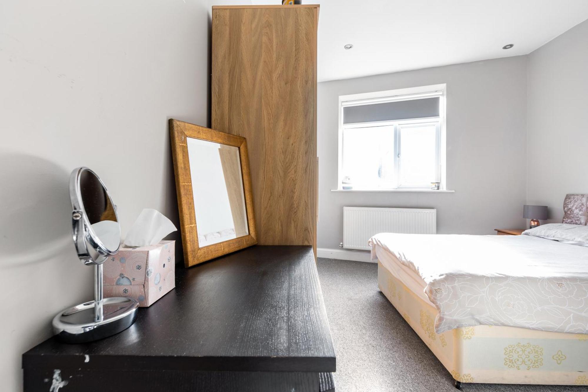 Spacious 2 Bed 2 Bath Apartment With Free Parking For 2 Cars And Underground Station Zone 2 For Quick Access To Central London Up To 10 Guests Kültér fotó