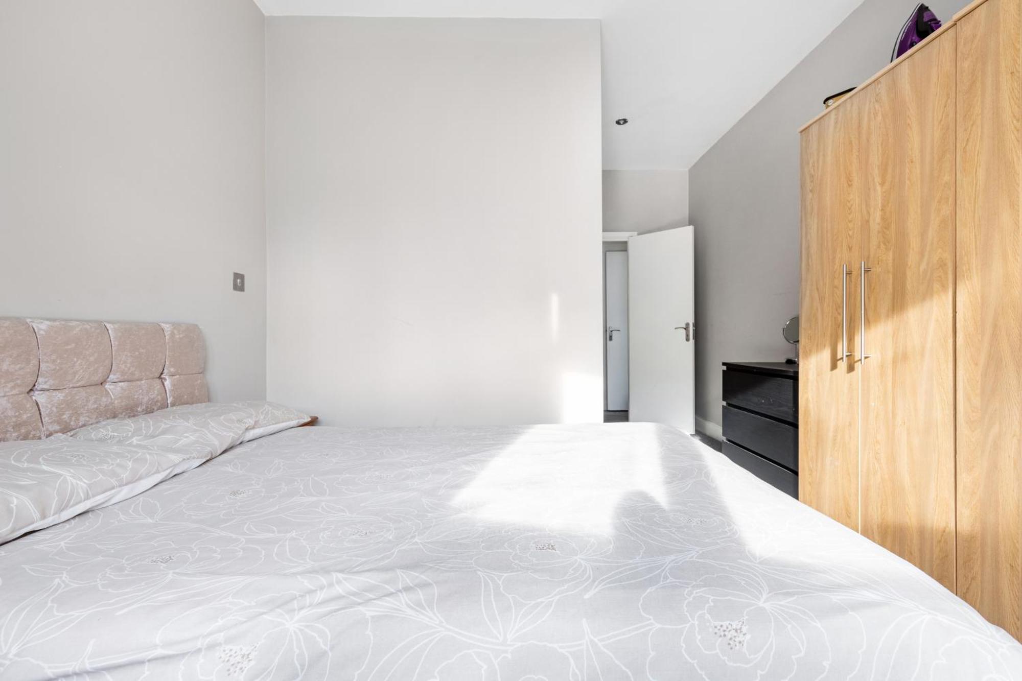 Spacious 2 Bed 2 Bath Apartment With Free Parking For 2 Cars And Underground Station Zone 2 For Quick Access To Central London Up To 10 Guests Kültér fotó