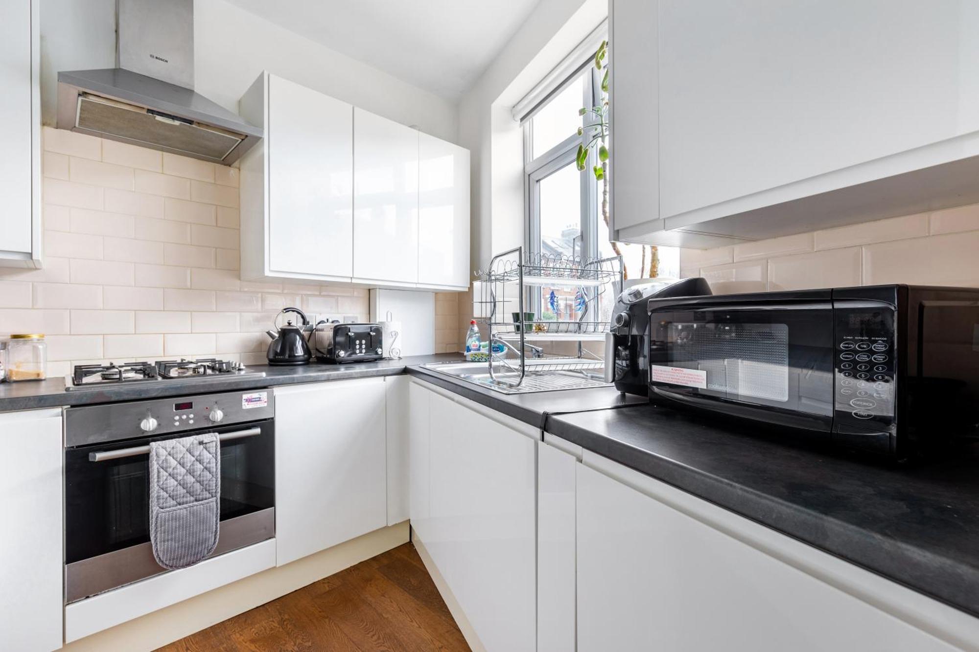 Spacious 2 Bed 2 Bath Apartment With Free Parking For 2 Cars And Underground Station Zone 2 For Quick Access To Central London Up To 10 Guests Kültér fotó