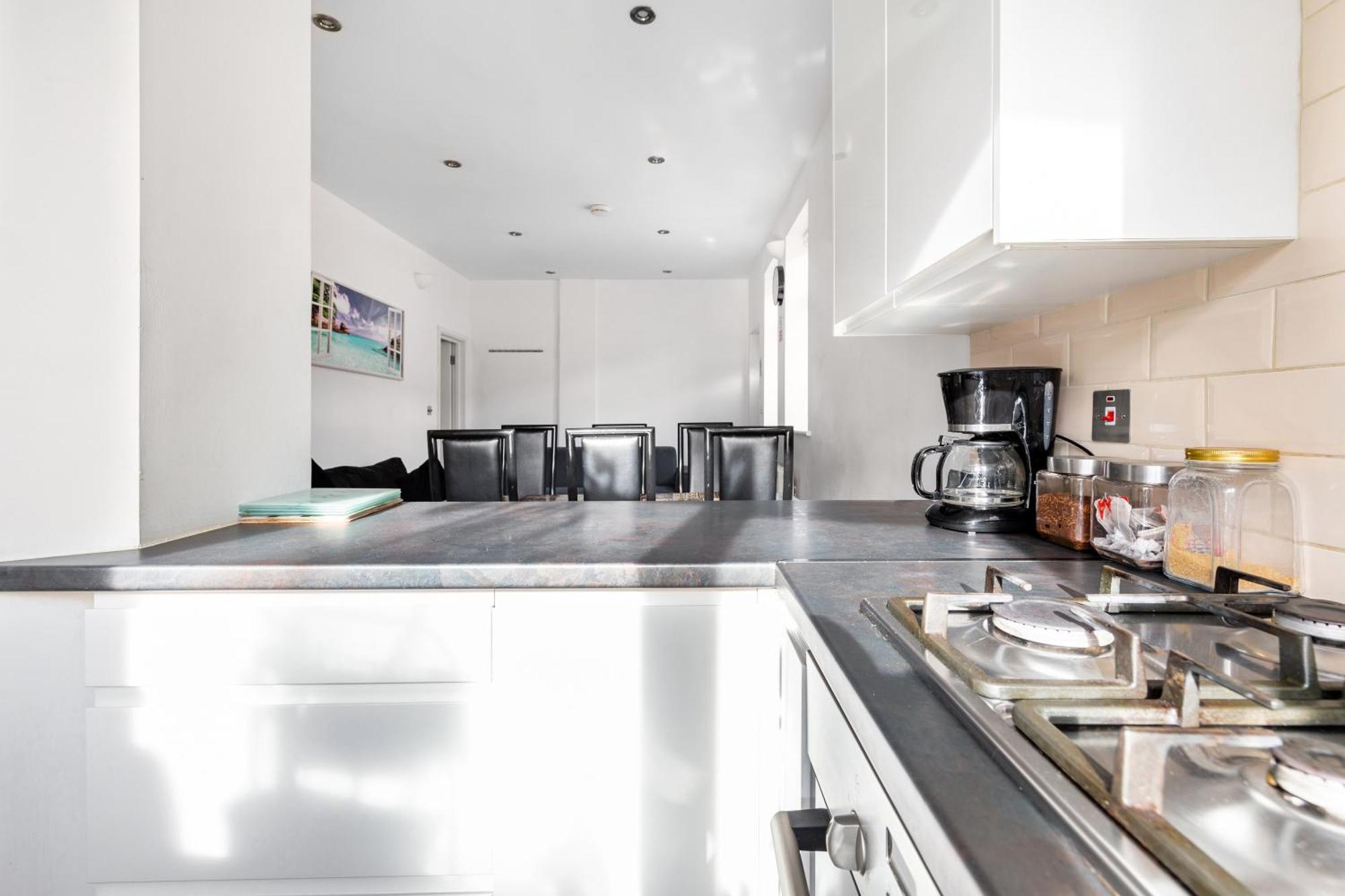 Spacious 2 Bed 2 Bath Apartment With Free Parking For 2 Cars And Underground Station Zone 2 For Quick Access To Central London Up To 10 Guests Kültér fotó