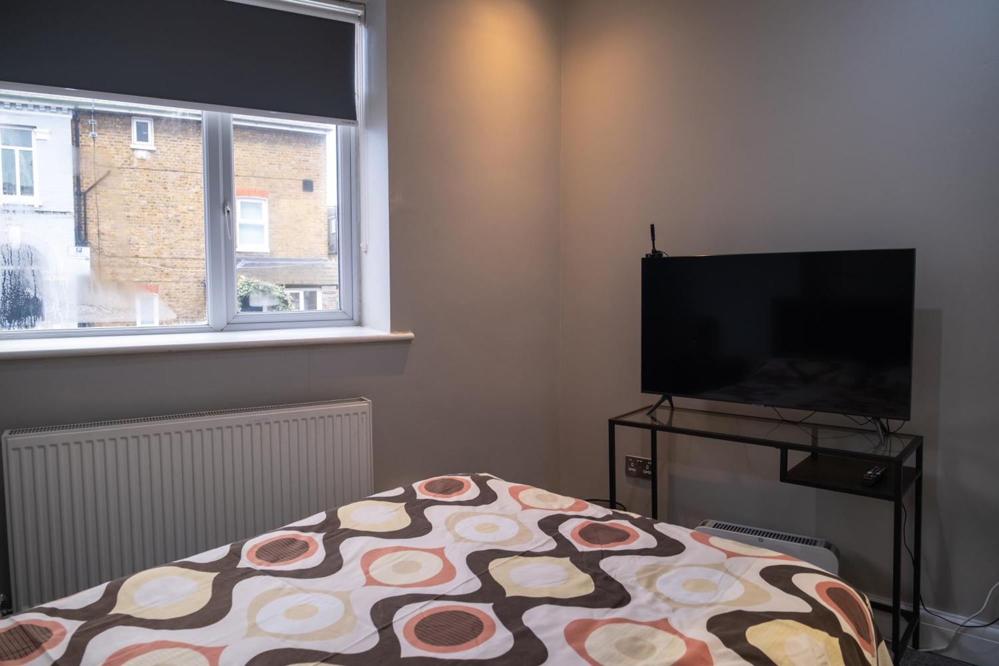 Spacious 2 Bed 2 Bath Apartment With Free Parking For 2 Cars And Underground Station Zone 2 For Quick Access To Central London Up To 10 Guests Kültér fotó