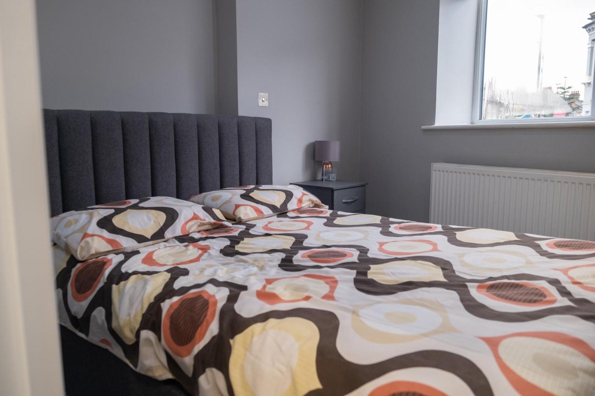 Spacious 2 Bed 2 Bath Apartment With Free Parking For 2 Cars And Underground Station Zone 2 For Quick Access To Central London Up To 10 Guests Kültér fotó