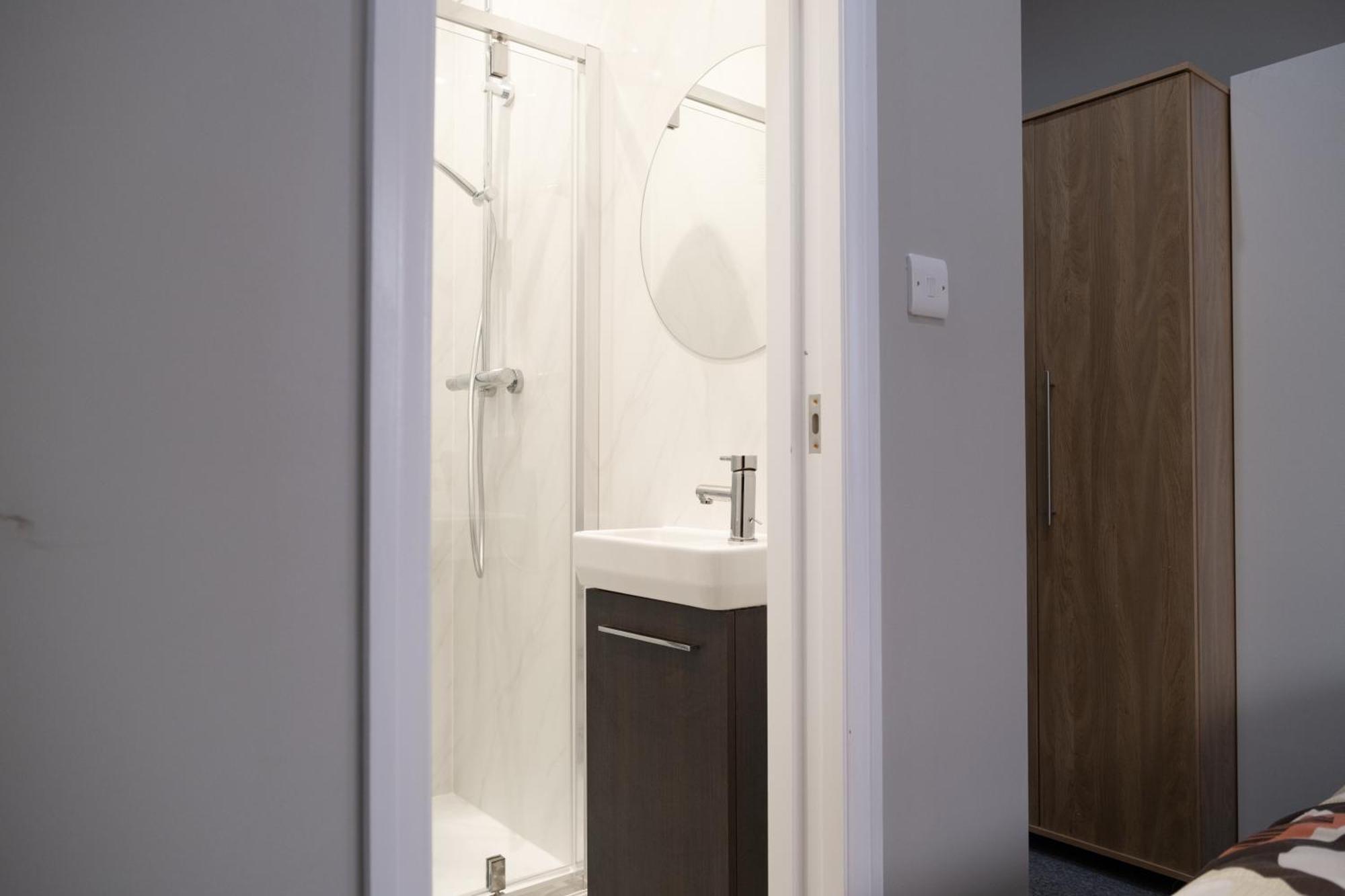 Spacious 2 Bed 2 Bath Apartment With Free Parking For 2 Cars And Underground Station Zone 2 For Quick Access To Central London Up To 10 Guests Kültér fotó