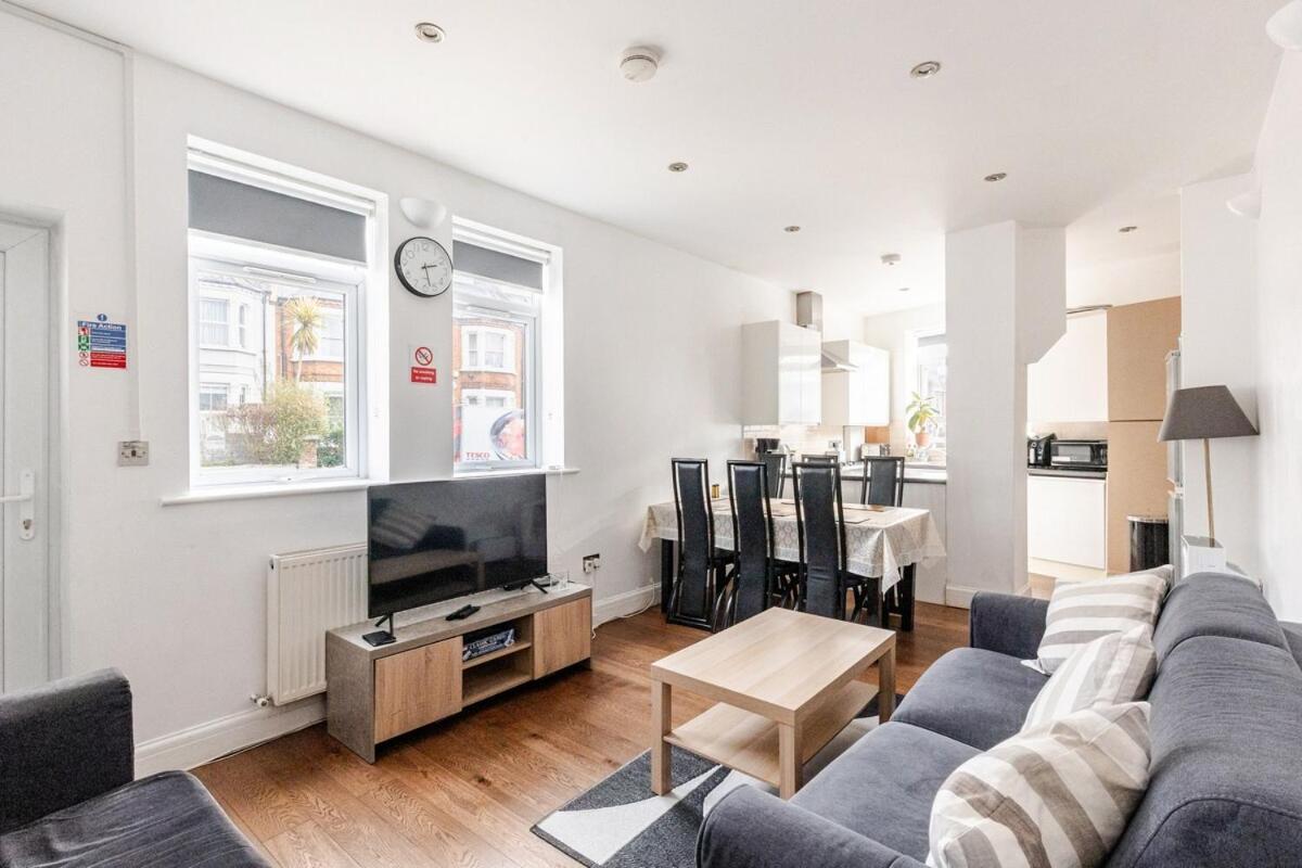 Spacious 2 Bed 2 Bath Apartment With Free Parking For 2 Cars And Underground Station Zone 2 For Quick Access To Central London Up To 10 Guests Kültér fotó