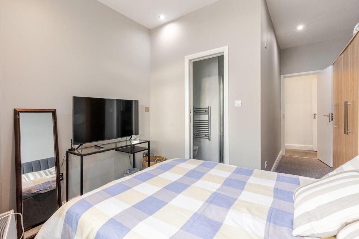 Spacious 2 Bed 2 Bath Apartment With Free Parking For 2 Cars And Underground Station Zone 2 For Quick Access To Central London Up To 10 Guests Kültér fotó