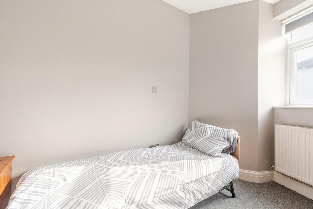 Spacious 2 Bed 2 Bath Apartment With Free Parking For 2 Cars And Underground Station Zone 2 For Quick Access To Central London Up To 10 Guests Kültér fotó