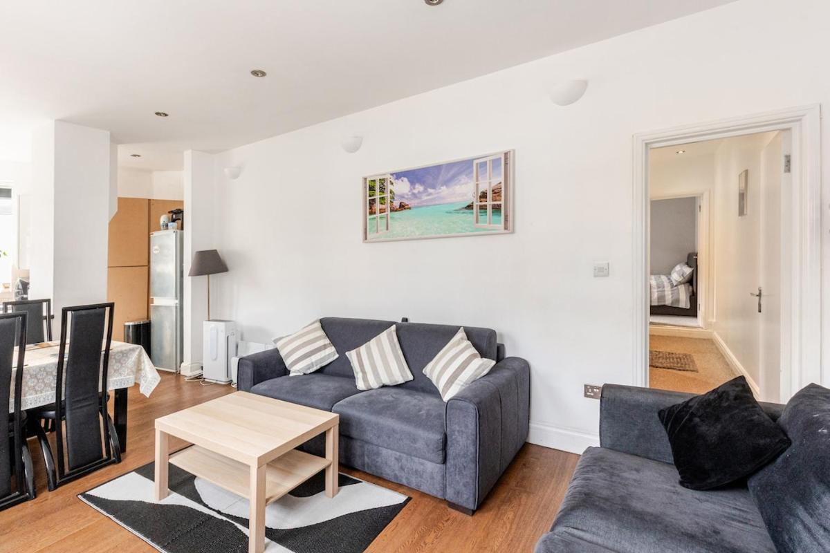 Spacious 2 Bed 2 Bath Apartment With Free Parking For 2 Cars And Underground Station Zone 2 For Quick Access To Central London Up To 10 Guests Kültér fotó