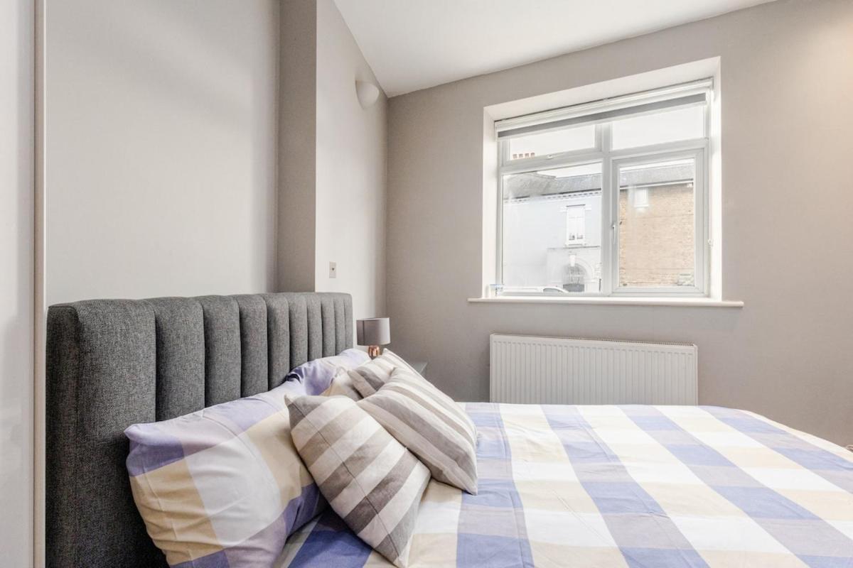 Spacious 2 Bed 2 Bath Apartment With Free Parking For 2 Cars And Underground Station Zone 2 For Quick Access To Central London Up To 10 Guests Kültér fotó