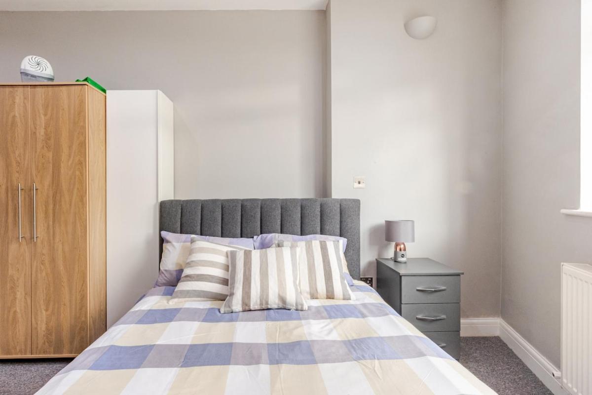 Spacious 2 Bed 2 Bath Apartment With Free Parking For 2 Cars And Underground Station Zone 2 For Quick Access To Central London Up To 10 Guests Kültér fotó