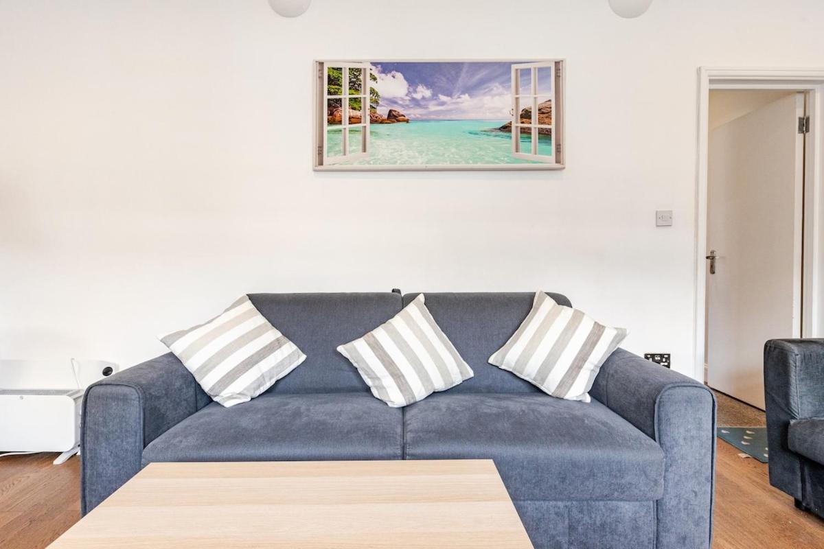 Spacious 2 Bed 2 Bath Apartment With Free Parking For 2 Cars And Underground Station Zone 2 For Quick Access To Central London Up To 10 Guests Kültér fotó