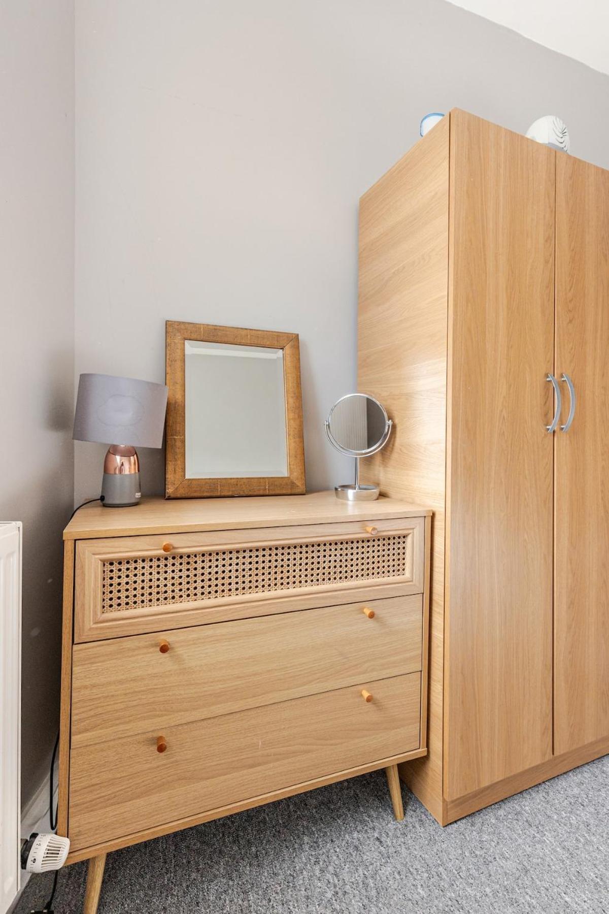 Spacious 2 Bed 2 Bath Apartment With Free Parking For 2 Cars And Underground Station Zone 2 For Quick Access To Central London Up To 10 Guests Kültér fotó